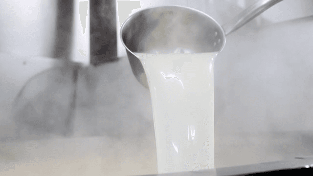 국자를 사용하여 뜨거운 국물을 붓는 장면