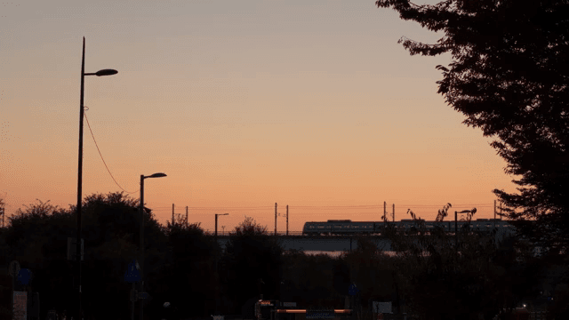 기차가 지나가는 일몰 풍경