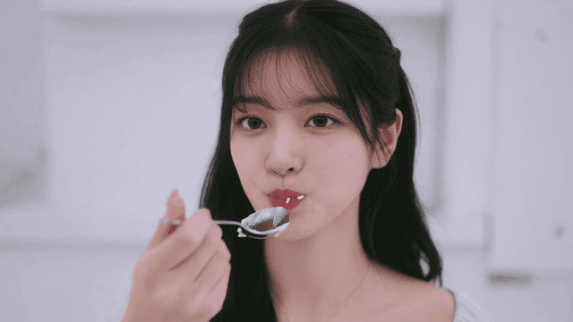 아이스크림 숟가락으로 퍼서 먹는 여성