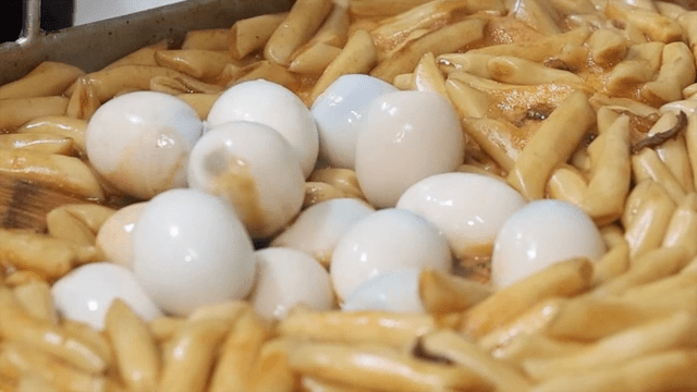 떡볶이에 계란을 넣는 장면