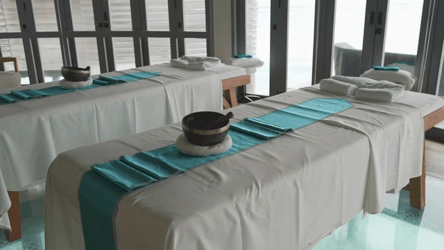 마사지 테이블과 수건이 있는 스파 룸