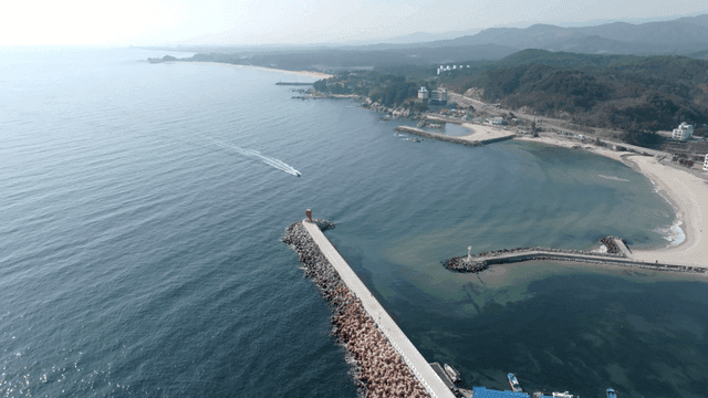 등대가 있는 해안 경치