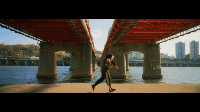 다리 아래를 달리는 조깅하는 사람