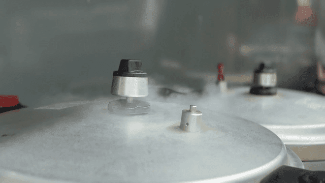 증기를 내뿜는 압력솥