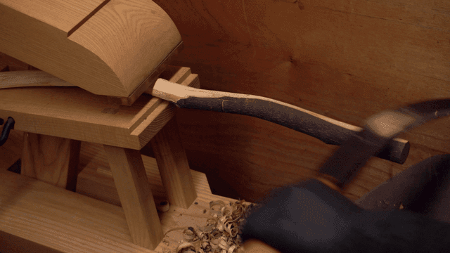 손 도구로 나무 조각 작업