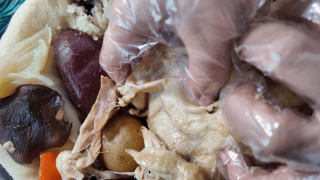 Steamed native chicken to tear apart with your hands