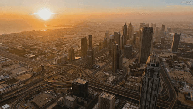 일몰의 번화한 도시 풍경