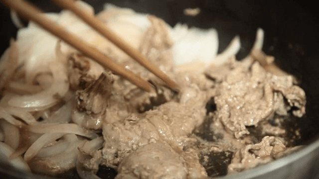 팬에서 양파와 함께 불고기 요리