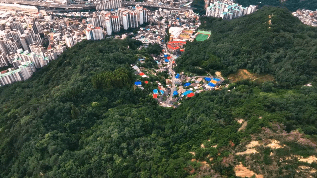 녹색 언덕으로 둘러싸인 도시 풍경
