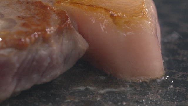 뜨거운 팬에서 지글거리는 두꺼운 삼겹살