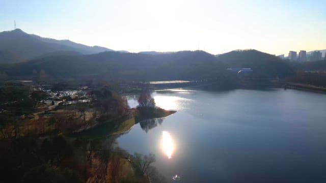 Autumn daytime scenery spreading over lake