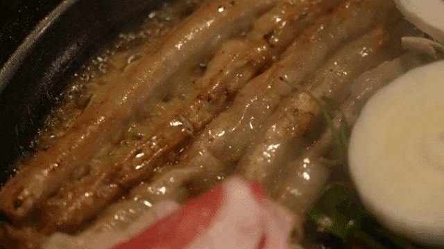 Grilled tripe and vegetables sizzling in pan