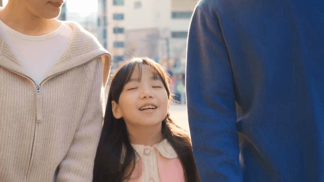 어른들과 손을 잡고 걷는 아이