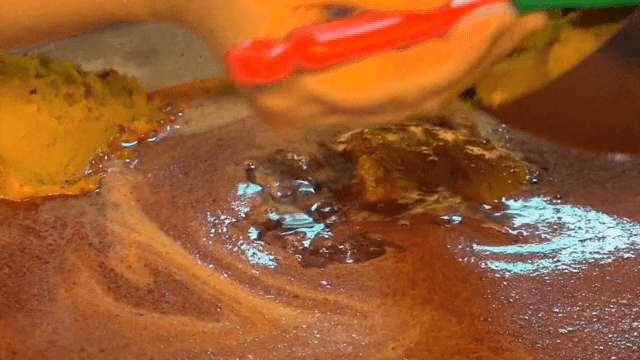 큰 냄비에서 단호박 섞기