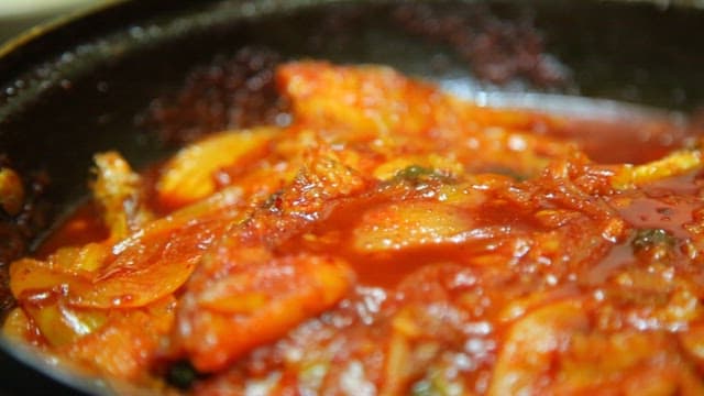 냄비에서 끓고 있는 매운 코다리찜