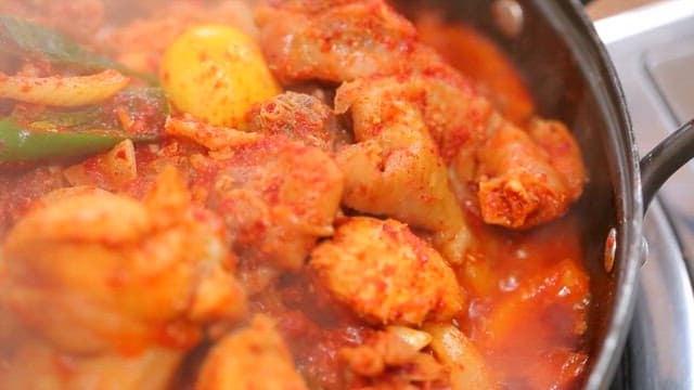 Spicy braised chicken with chicken eggs and ootheca