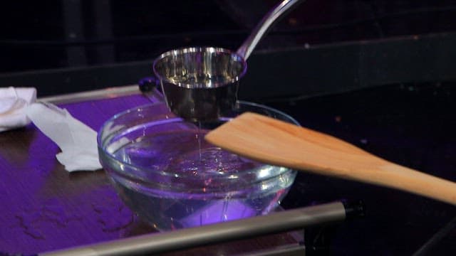 갈아낸 콩에 물을 붓는 장면