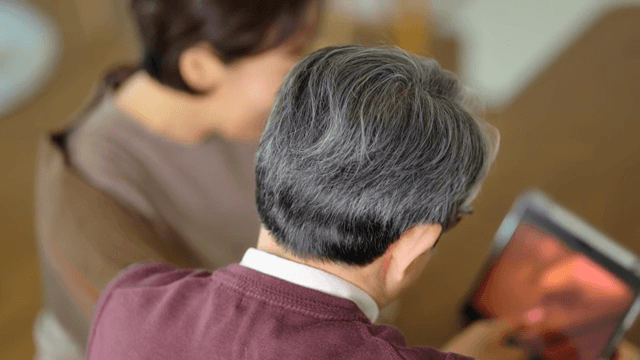 노부부가 함께 태블릿을 보는 모습