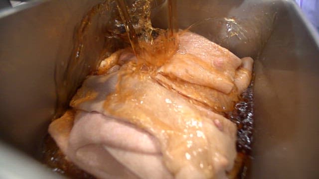 돼지껍데기에 붓는 까만 비법 소스