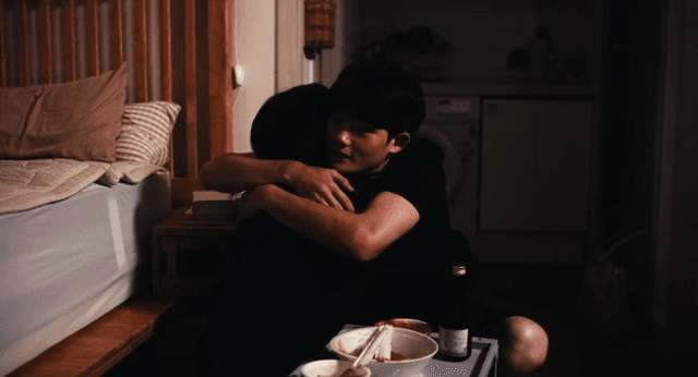 방에서 포옹하는 커플