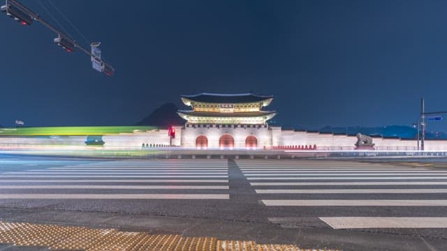 역사를 간직한 광화문 앞마당의 야경