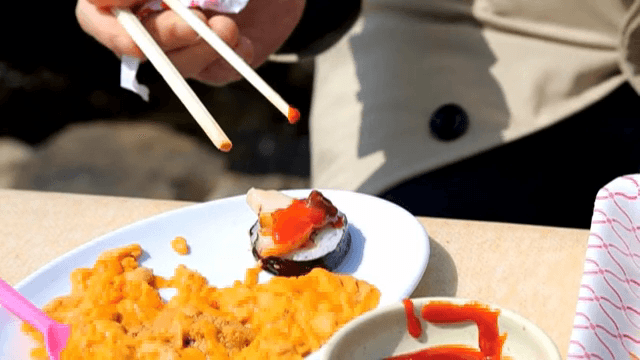 초장에 찍은 전복소라를 김밥에 올리기