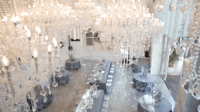 샹들리에가 있는 우아한 연회장