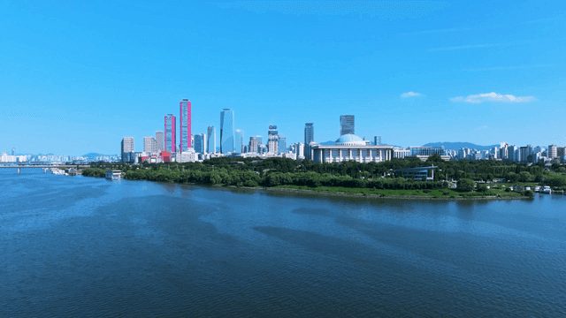 특이하고 고층의 건물들을 배경으로 한 넓은 한강