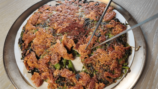 Minari chicken pancake that cuts with chopsticks