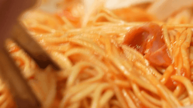 Spaghetti mixed with tomato sauce