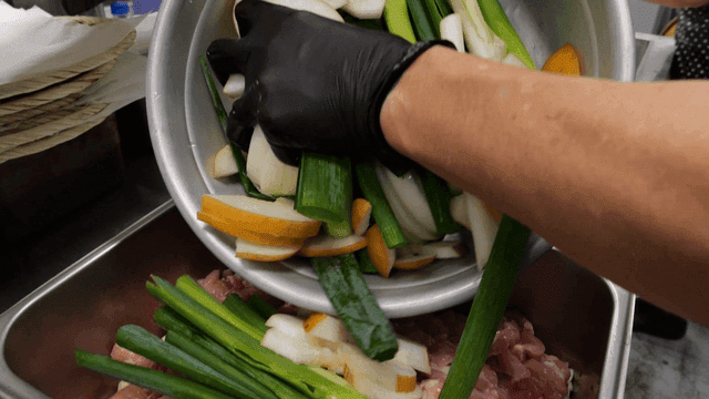 생닭고기에 올라가는 채소들