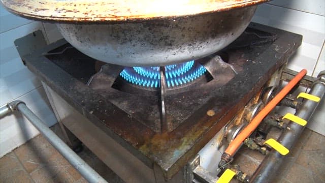 큰 솥에서 끓이는 하얀 국물