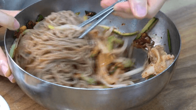 그릇에서 한국 메밀국수 비비기