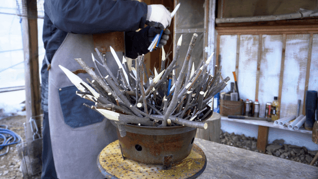 나무 막대들과 연필들을 꽂는 목공예가