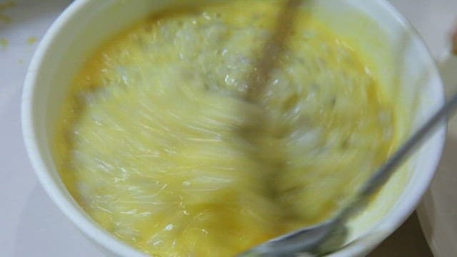 기름을 두른 팬에 낙지전 반죽 올리기