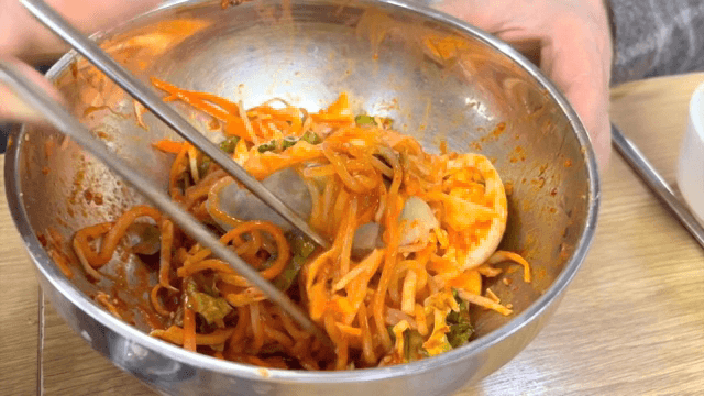 쫄면으로 감싸는 만두