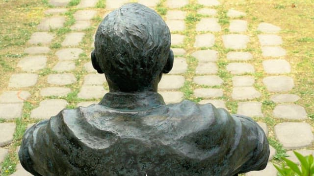 Bronze statue with paved stone path behind
