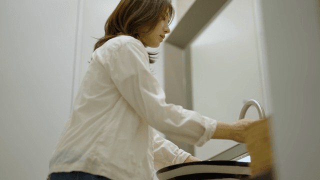 세면대에서 손을 씻는 여성