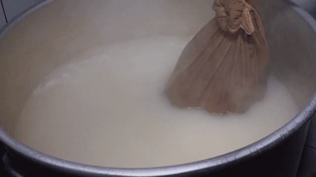 육수에서 꺼내 든 육수주머니