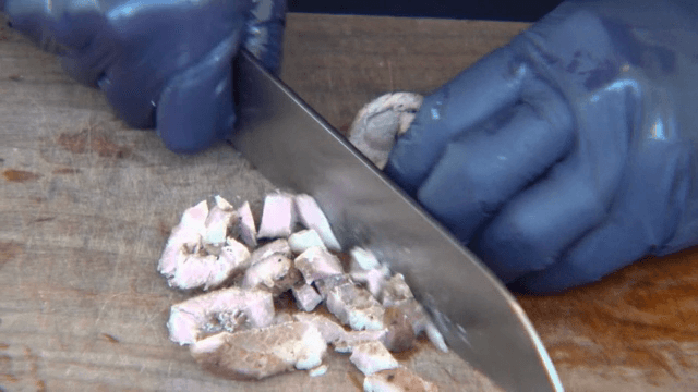 나무 도마 위에서 고기 자르기