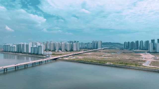 강과 다리가 있는 도시 스카이라인