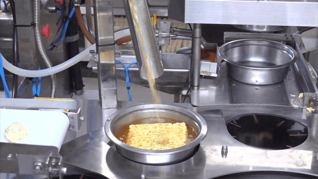 기계에 의해 조리되는 즉석 라면