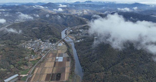 산과 농경지의 항공 뷰