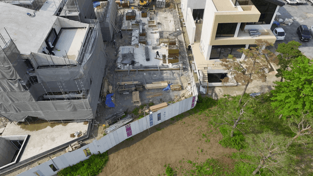 크레인과 작업자가 있는 건설 현장