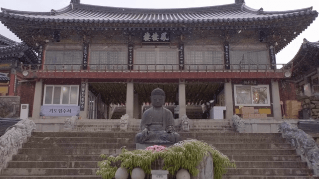 눈이 내리는 불교 사찰과 불상