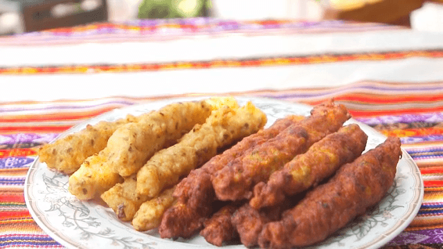 접시에 담긴 다양한 악어 탕수육