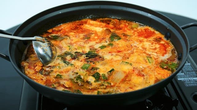냄비에 담긴 매운 전통 한국 찌개