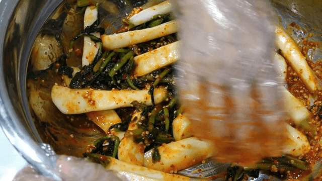총각김치를 버무리는 손