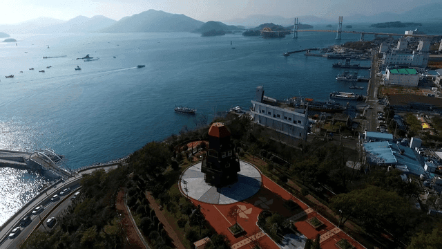 풍차 공원이 있는 해안 도시