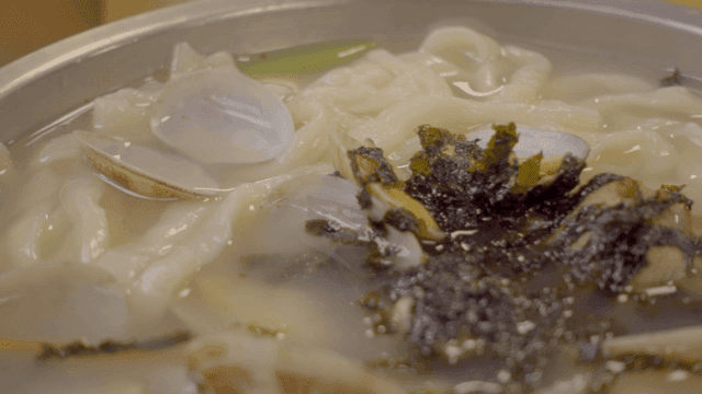 그릇에 담긴 한국식 조개 칼국수